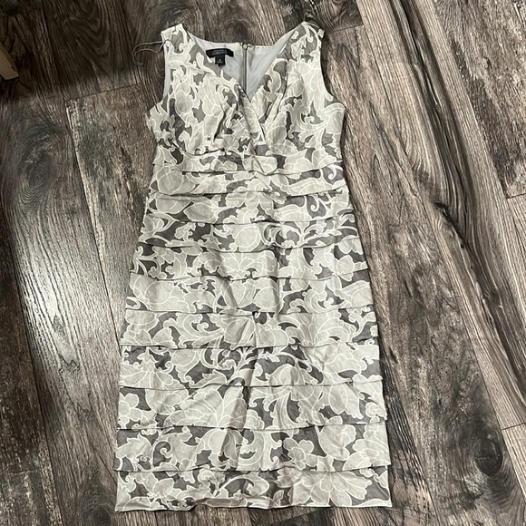 dressbarn Dresses & Skirts - Dressbarn dress size 4 color silver gray lined knee length sleeveless zip up